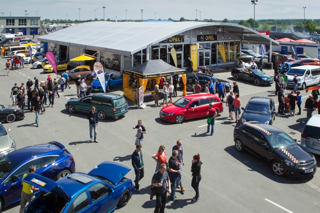 Auch in diesem Jahr ein beliebter Treffpunkt auf dem Opeltreffen in Oschersleben - das Opel-Zelt Foto: © GM Company